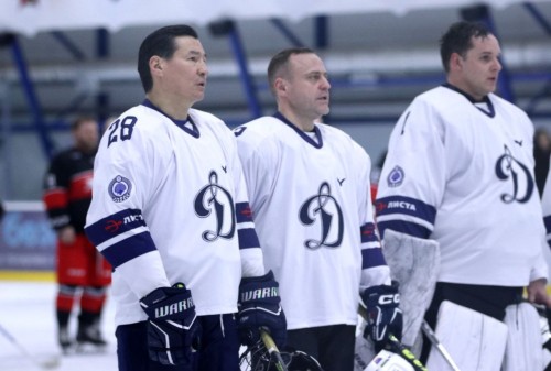 В ледовом центре «Джунгар» прошёл товарищеский матч между хоккейными клубами «Динамо-Элиста» и «Х17».