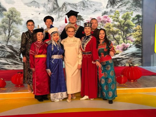 Артисты народного ансамбля «Ур Сар» стали гостями программы «Жить здорово!» с Еленой Малышевой.