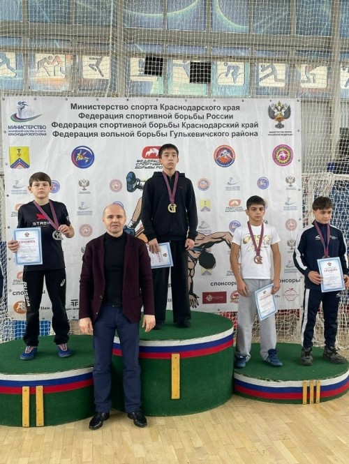 Спортсмены из Калмыкии завоевали две золотые и одну серебряную медали на первенстве Южного федерального округа по вольной борьбе среди юношей до 18 лет.
