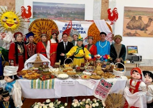 В Элисте, во Дворце детского творчества, прошёл конкурс «Ирцхәтн мана герүр!» — «Заходите в наш дом», приуроченный к празднованию Цаган Сар и Масленицы.