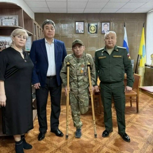 В Сарпинском районе вручили государственные награды ветерану СВО и семье погибшего бойца.