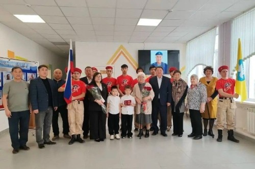 В Яшкульском районе семье погибшего участника специальной военной операции Данзана Сарангова вручили орден Мужества.