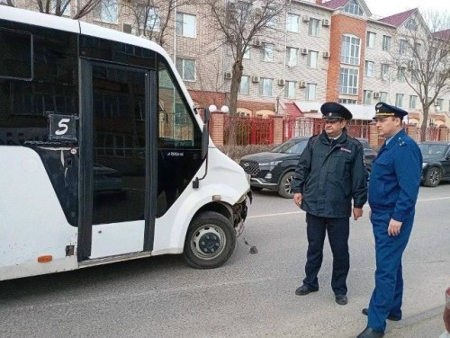 ️В Элисте водитель маршрутки сбил 9-летнюю девочку на пешеходном переходе.