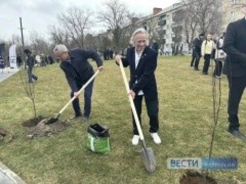 В День театра в Элисте высаживают аллеи Союза театральных деятелей России.