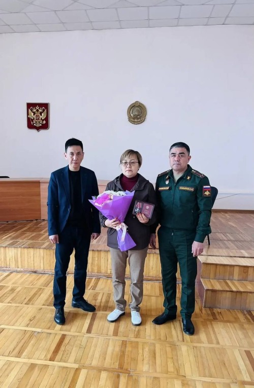 В Октябрьском районе прошла церемония вручения государственных наград семьям военнослужащих, погибших в ходе специальной военной операции.