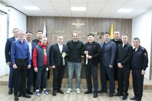 Олимпийский чемпион Андрей Зубарев посетил МВД Калмыкии и встретился с хоккейной командой «Динамо-Элиста».