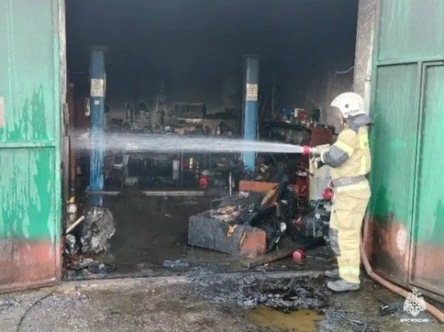 В Городовиковске потушили пожар в гараже.