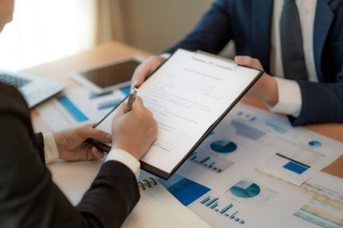 Всё больше мужчин готовы уйти в декрет вместо жены.