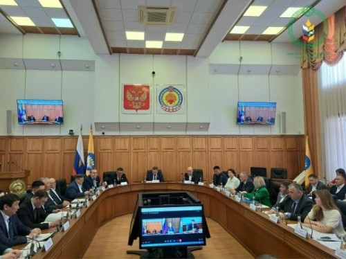 В Народном Хурале Калмыкии прошло расширенное заседание, посвящённое борьбе с опустыниванием земель и деградацией пастбищ.