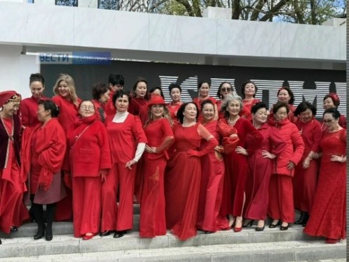 В Элисте в рамках закрытия Фестиваля тюльпанов прошел проект «Дефиле. Женщина в красном».