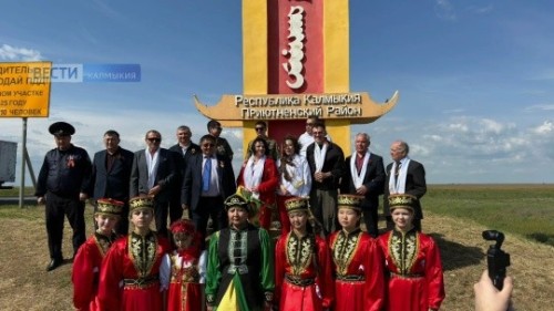 Сегодня в Калмыкию доставили частицу Вечного огня из Александровского сада Москвы.