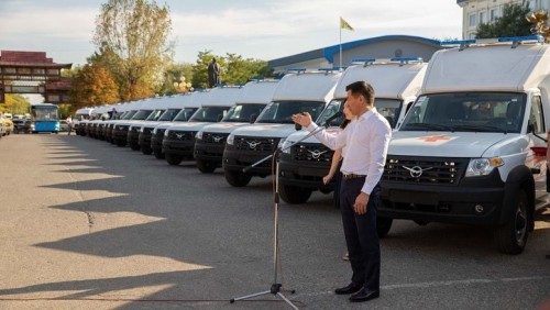 В республике проводится последовательная работа по обновлению автопарка скорой помощи и школьных автобусов