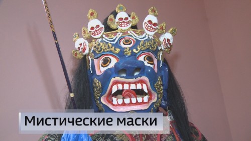 Национальный музей имени Пальмова получил редкий подарок от известного мастера по изготовлению масок для Мистерии ЦАМ