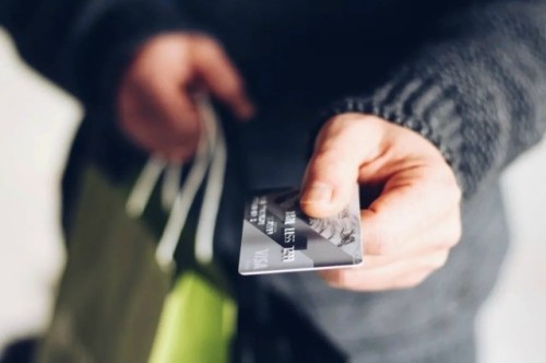 ❗️В Элисте перед судом предстанет 18-летний местный житель, обвиняемый в краже с найденной банковской карты