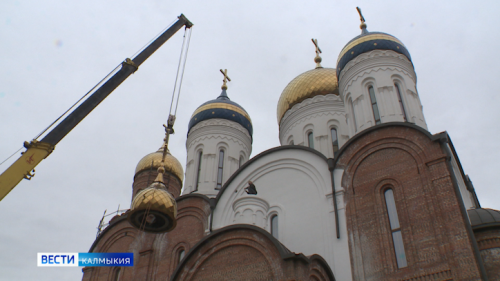 Сегодня строители приступили к водружению куполов и крестов.