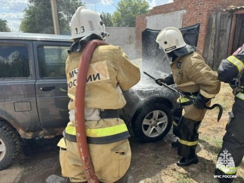 В Калмыкии потушили загоревшийся автомобиль