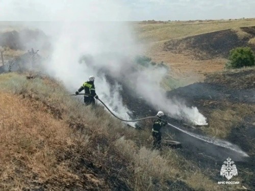 В Калмыкии потушили возгорание сухой растительности