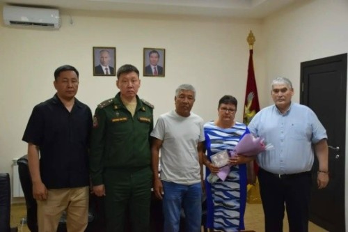 В Черноземельском районе семье погибшего участника СВО передали Орден Мужества