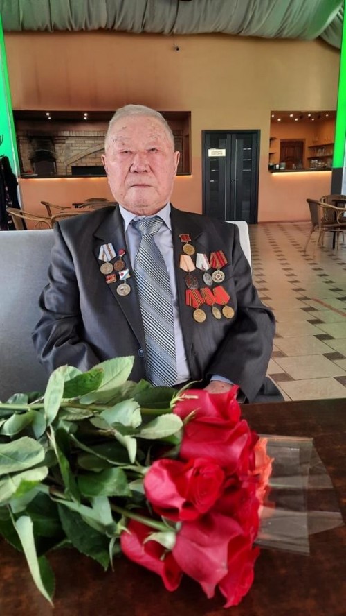 Глава Калмыкии поздравил мартовских и апрельских ветеранов-именинников и юбиляров-тружеников тыла