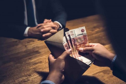 Экс-госинспектор Федеральной службы по экологическому, технологическому и атомному надзору обвиняется в получении взятки