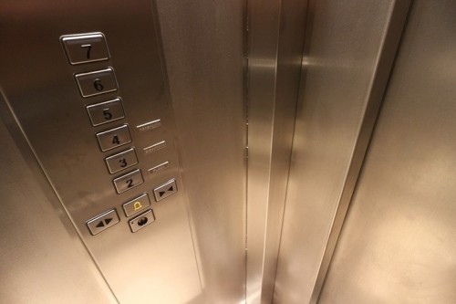 В степной столице возобновлены работы по замене 40 лифтов
