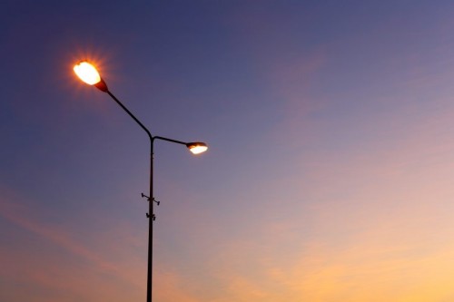 В населенных пунктах, через которые проходят федеральные трассы, устраивают освещение