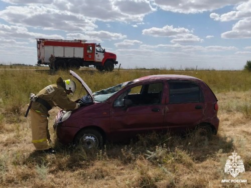 В Яшалтинском районе ликвидировали последствия опрокидывания легкового автомобиля