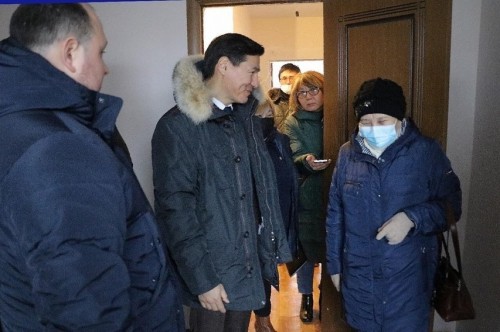 Переселенцы из аварийных домов Элисты получают ключи от квартир в новой многоэтажке по улице Некрасова