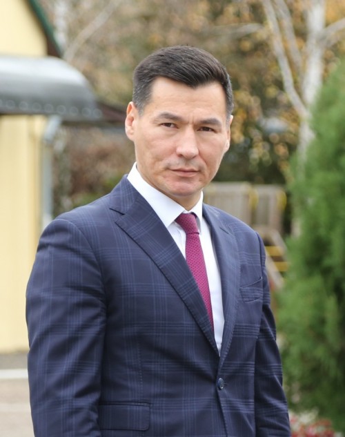Бату Хасиков выразил соболезнования Руководителю Администрации Главы Калмыкии Чингизу Берикову в связи с кончиной отца
