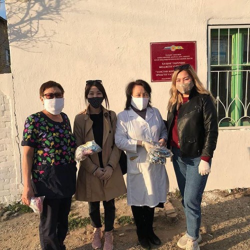 Элистинские рукодельницы шьют бесплатные  маски
