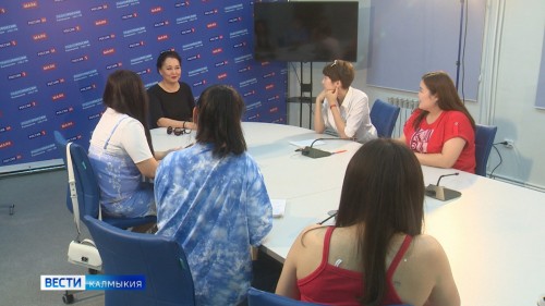 В стенах ГТРК «Калмыкия» прошло второе занятие в рамках мастер-класса Александры Буратаевой
