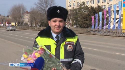 Прекрасных участниц дорожного движения поздравили сотрудники ГИБДД