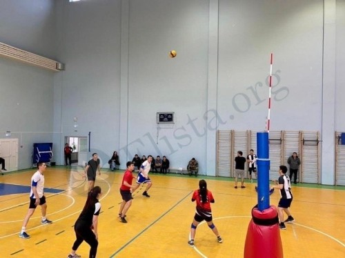 В Малодербетовском районе прошел новогодний турнир по волейболу