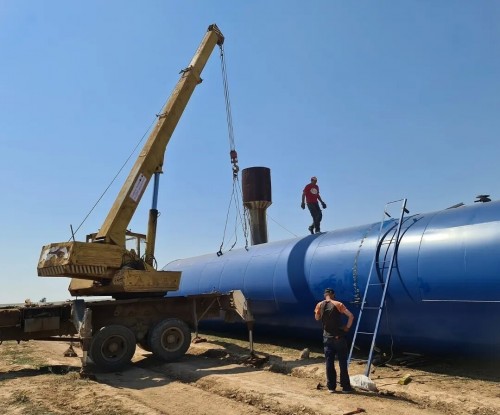 В поселке Кетченеры устанавливают новую водонапорную башню