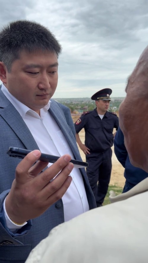 Строителям элистинской школы обещали погасить долг по заработной плате завтра