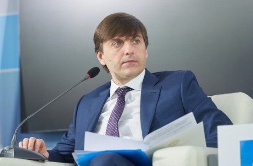 Федеральный министр просвещения в прямом эфире  ответит на вопросы родителей