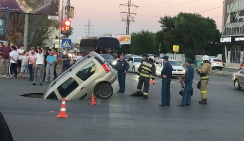 Автомобиль жителя Калмыкии ушел под землю