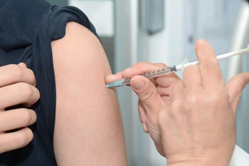 Первые 10 сотрудников Ики-Бурульской ЦРБ получили вакцину против COVID-19