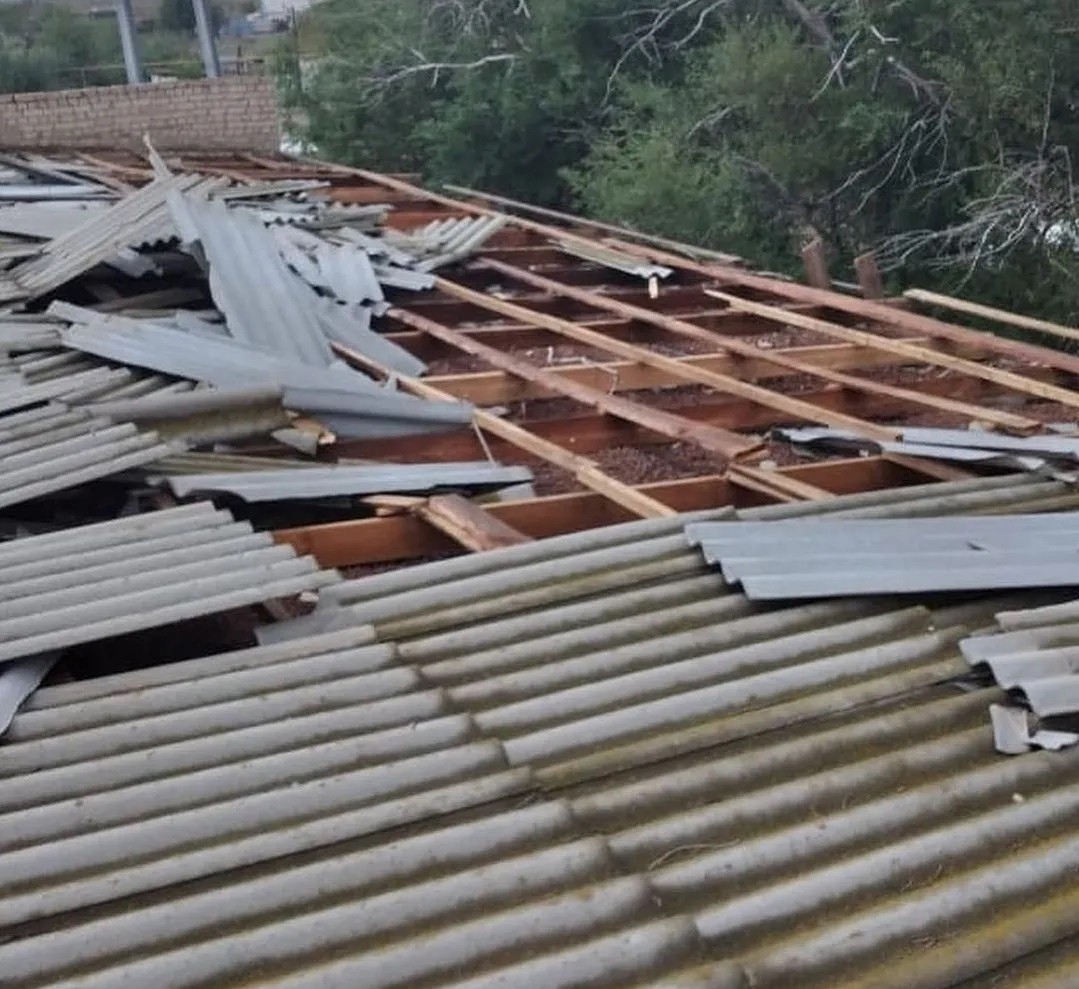 В Октябрьском районе, в результате ливня и ураганного ветра, пострадала кровля социальных объектов и ряда жилых домов