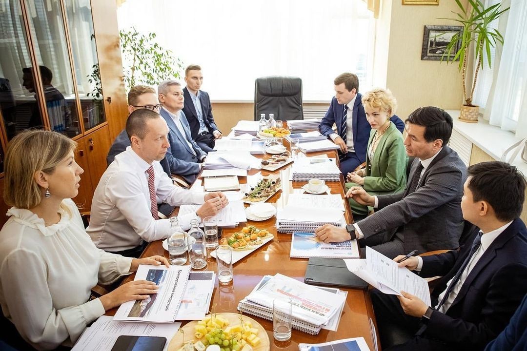 Глава Калмыкии Бату Хасиков встретился с руководством университета «Синергия»
