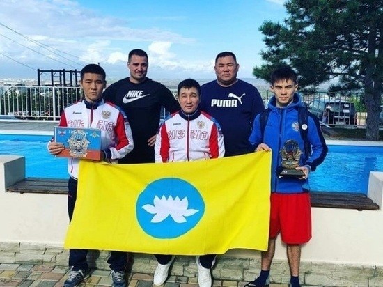 Богдан Ильзитинов и Эльдар Хараев представят Калмыкию на Чемпионате России среди молодежи по боксу