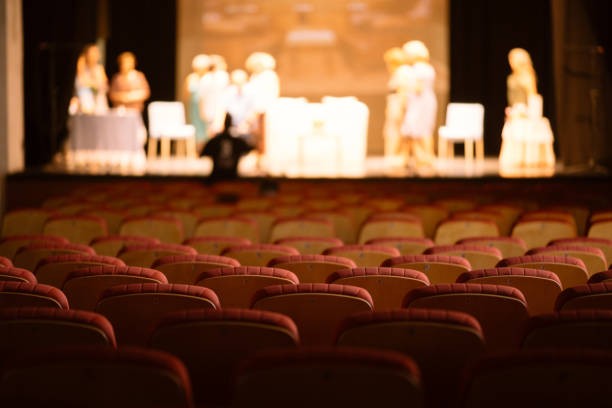 Сегодня в Русском театре драмы и комедии зрителей ждет "Очень простая история"