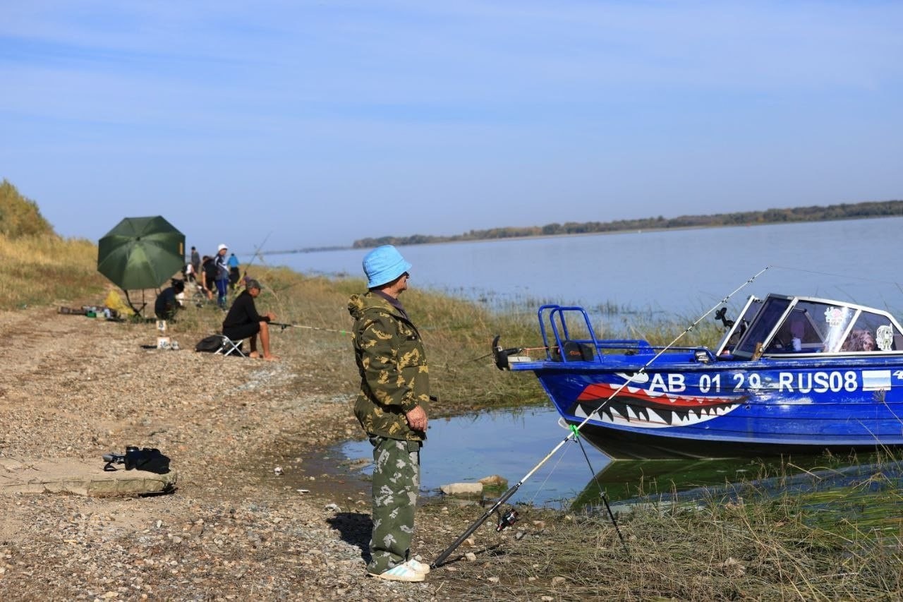 В Цаган Амане на Волге прошел открытый чемпионат Юстинского района по ловле рыбы донной удочкой с берега.