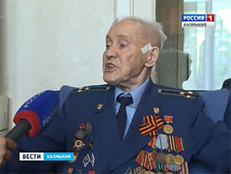 Ветерана Великой Отечественной Войны Ивана Сафонова поздравили сотрудники Следственного комитета