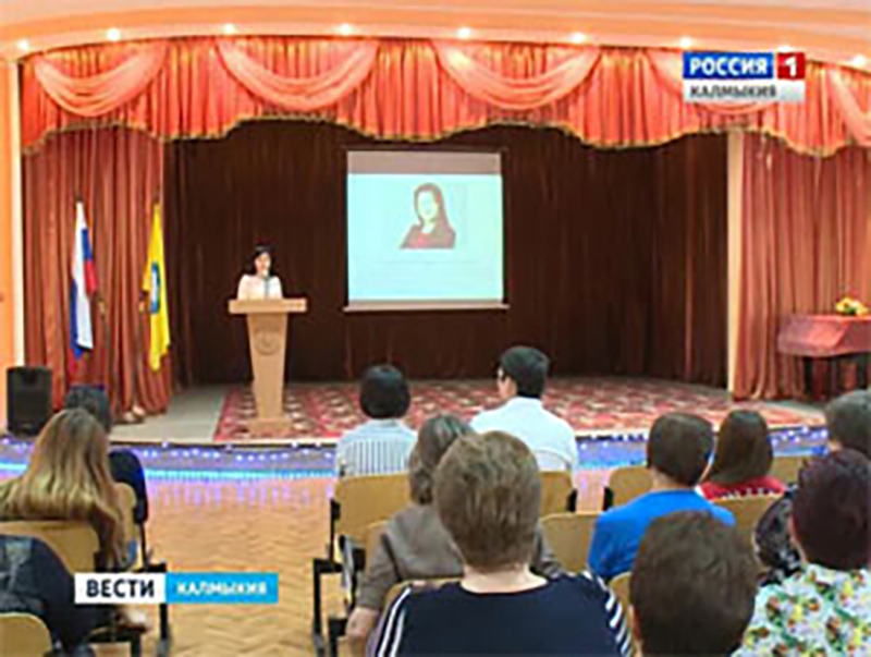 Марина Мукабенова вручила именные премии лучшим студентам Элисты