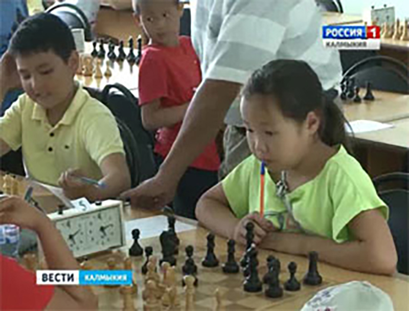 В Элисте продолжается шахматный фестиваль среди учащихся «Элистинское лето»