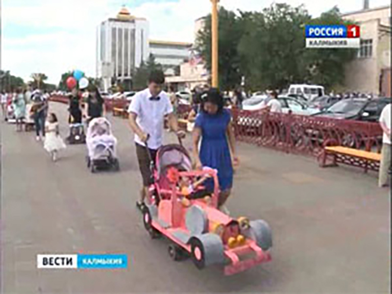 В Элисте состоялся карнавал детских колясок