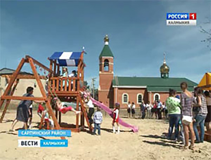 В сёлах Обильное и Кануково Сарпинского района открыли детские площадки