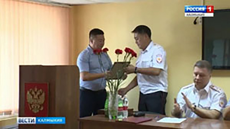 Сотрудники ГИБДД отмечают профессиональный праздник