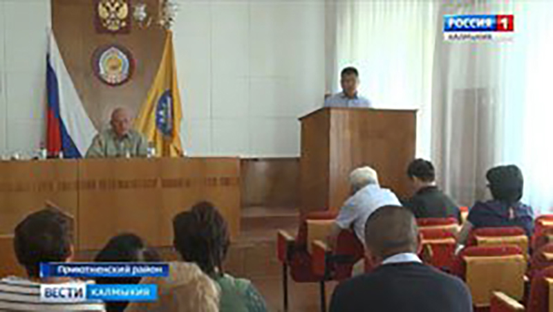 Батор Адучиев встретился с избирателями Приютненского района